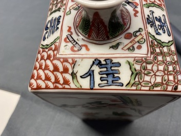 Une bouteille &agrave; sak&eacute; de forme carr&eacute;e en porcelaine Ko-Imari de Japon, Edo, 18&egrave;me