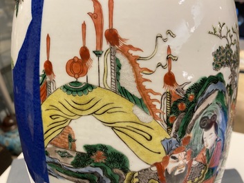 Een Chinese famille rose vaas en een famille verte vaas met poederblauwe fondkleur, 19e eeuw