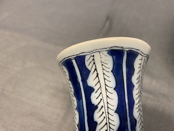 Een uitzonderlijk paar polychrome Delftse chinoiserie vazen met een draak en vogels in een bloementuin, 17e eeuw