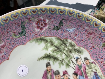 Een Chinese famille rose schotel, Qianlong merk, Republiek