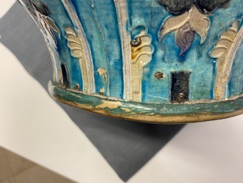 Un vase en porcelaine de Chine fahua &agrave; d&eacute;cor de lions bouddhistes, Ming