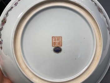 Een Chinese famille rose schotel, Qianlong merk, Republiek