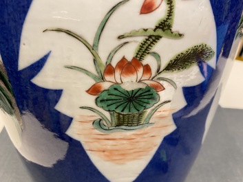Een Chinese famille rose vaas en een famille verte vaas met poederblauwe fondkleur, 19e eeuw