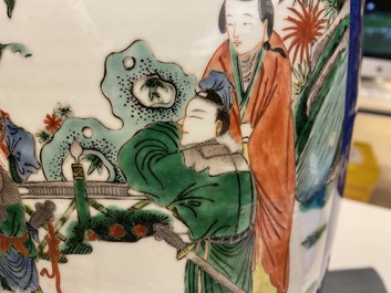 Een Chinese famille rose vaas en een famille verte vaas met poederblauwe fondkleur, 19e eeuw