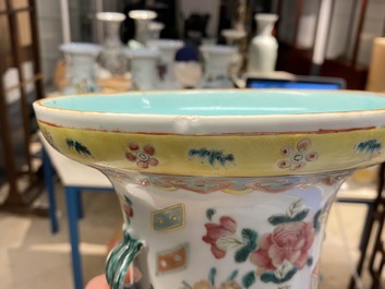 Un vase en porcelaine de Chine famille rose et un en rouge de fer, 19/20&egrave;me
