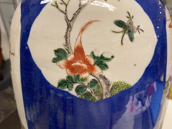 Een Chinese famille rose vaas en een famille verte vaas met poederblauwe fondkleur, 19e eeuw