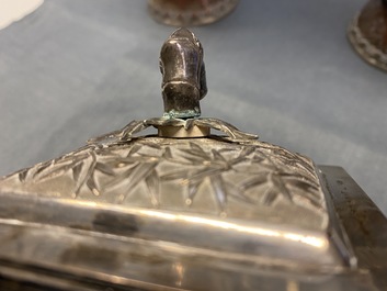 Een grote Chinese zilveren theepot met deksel, 19e eeuw