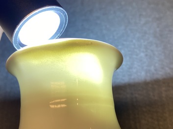 Un vase de forme 'meiping' en porcelaine de Chine en bleu et blanc &agrave; d&eacute;cor figuratif, Kangxi