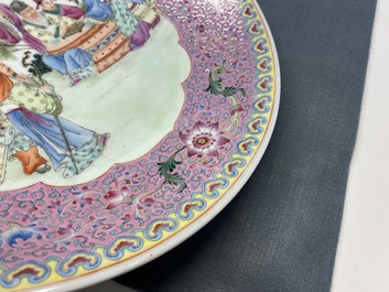 Een Chinese famille rose schotel, Qianlong merk, Republiek