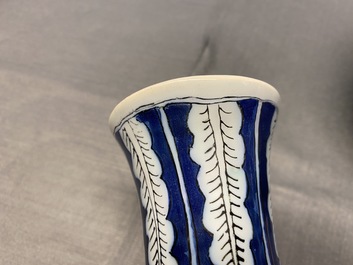 Een uitzonderlijk paar polychrome Delftse chinoiserie vazen met een draak en vogels in een bloementuin, 17e eeuw