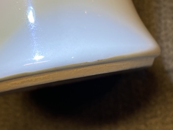 Un vase de forme 'meiping' en porcelaine de Chine en bleu et blanc &agrave; d&eacute;cor figuratif, Kangxi