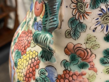 Een Chinese famille rose vaas en een famille verte vaas met poederblauwe fondkleur, 19e eeuw