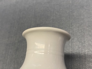 Un vase de forme 'meiping' en porcelaine de Chine en bleu et blanc &agrave; d&eacute;cor figuratif, Kangxi