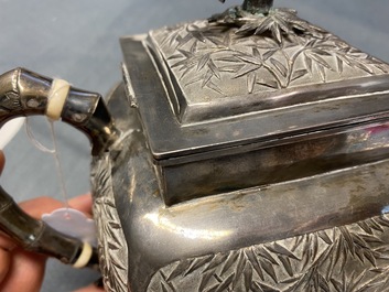 Een grote Chinese zilveren theepot met deksel, 19e eeuw