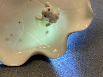 Un lave-pinceaux en porcelaine blanc de Chine figurant une grenouille sur fleur de lotus sur socle en bois sculpt&eacute;, Chine, Kangxi/Yongzheng