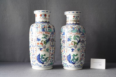 Une paire de vases de forme rouleau en porcelaine de Chine famille verte, Kangxi