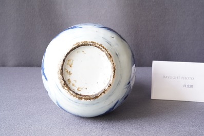 Een Chinese blauw-witte kalebasvaas, Wanli