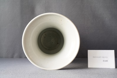 Un vase de forme poireau en porcelaine de Chine en bleu et blanc &agrave; d&eacute;cor d'immortels, Kangxi