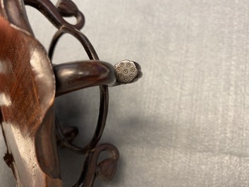 Un lave-pinceaux en porcelaine blanc de Chine figurant une grenouille sur fleur de lotus sur socle en bois sculpt&eacute;, Chine, Kangxi/Yongzheng