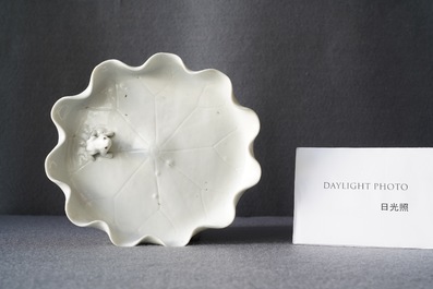 Un lave-pinceaux en porcelaine blanc de Chine figurant une grenouille sur fleur de lotus sur socle en bois sculpt&eacute;, Chine, Kangxi/Yongzheng