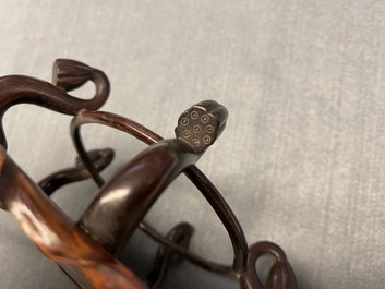 Un lave-pinceaux en porcelaine blanc de Chine figurant une grenouille sur fleur de lotus sur socle en bois sculpt&eacute;, Chine, Kangxi/Yongzheng