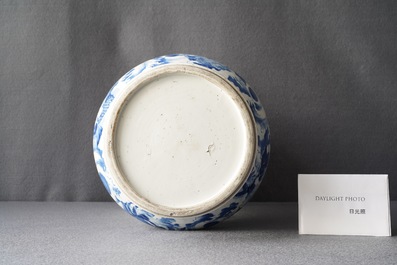 Un vase de forme poireau en porcelaine de Chine en bleu et blanc &agrave; d&eacute;cor d'immortels, Kangxi