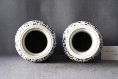 Une paire de vases de forme rouleau en porcelaine de Chine famille verte, Kangxi