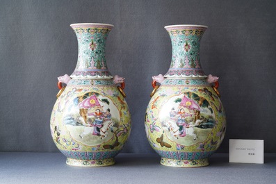 Une paire de vases en porcelaine de Chine famille rose, marque de Qianlong, R&eacute;publique