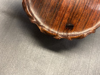 Un lave-pinceaux en porcelaine blanc de Chine figurant une grenouille sur fleur de lotus sur socle en bois sculpt&eacute;, Chine, Kangxi/Yongzheng