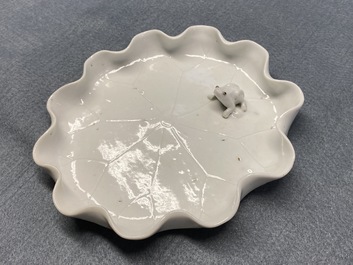 Un lave-pinceaux en porcelaine blanc de Chine figurant une grenouille sur fleur de lotus sur socle en bois sculpt&eacute;, Chine, Kangxi/Yongzheng