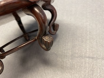 Un lave-pinceaux en porcelaine blanc de Chine figurant une grenouille sur fleur de lotus sur socle en bois sculpt&eacute;, Chine, Kangxi/Yongzheng