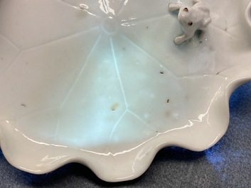 Un lave-pinceaux en porcelaine blanc de Chine figurant une grenouille sur fleur de lotus sur socle en bois sculpt&eacute;, Chine, Kangxi/Yongzheng