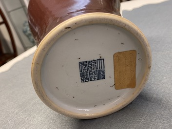Een Chinese monochrome donker-koperrode 'meiping' vaas, Qianlong merk en periode