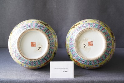 Une paire de vases en porcelaine de Chine famille rose, marque de Qianlong, R&eacute;publique