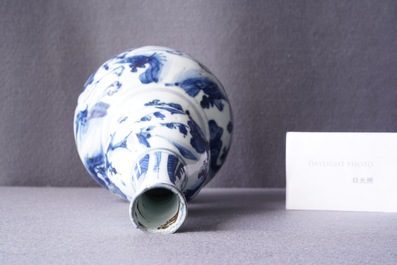 Een Chinese blauw-witte kalebasvaas, Wanli