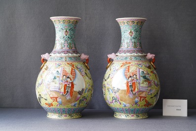 Une paire de vases en porcelaine de Chine famille rose, marque de Qianlong, R&eacute;publique
