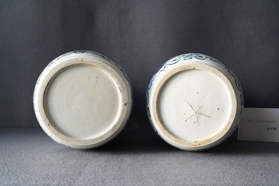 Une paire de vases de forme rouleau en porcelaine de Chine famille verte, Kangxi