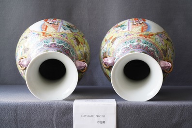 Une paire de vases en porcelaine de Chine famille rose, marque de Qianlong, R&eacute;publique