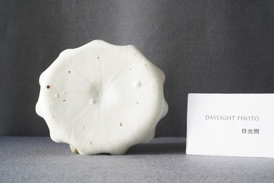 Un lave-pinceaux en porcelaine blanc de Chine figurant une grenouille sur fleur de lotus sur socle en bois sculpt&eacute;, Chine, Kangxi/Yongzheng