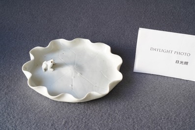 Un lave-pinceaux en porcelaine blanc de Chine figurant une grenouille sur fleur de lotus sur socle en bois sculpt&eacute;, Chine, Kangxi/Yongzheng