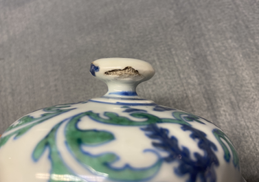 A pair of rare Chinese export porcelain urns and covers, Qianlong