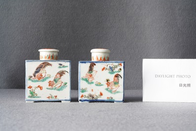 Une paire de bo&icirc;tes &agrave; th&eacute; en porcelaine de Chine famille verte, Kangxi