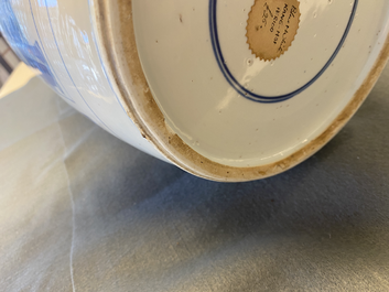 Un vase de forme rouleau en porcelaine de Chine en bleu et blanc, Kangxi