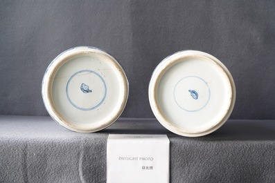 Une paire de vases de forme yenyen en porcelaine de Chine en bleu et blanc, Kangxi