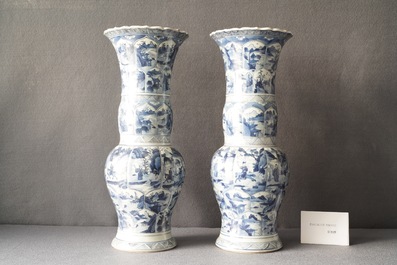 Une paire de vases de forme yenyen en porcelaine de Chine en bleu et blanc, Kangxi
