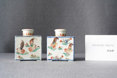 Une paire de bo&icirc;tes &agrave; th&eacute; en porcelaine de Chine famille verte, Kangxi