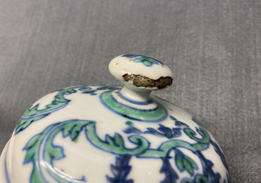 A pair of rare Chinese export porcelain urns and covers, Qianlong