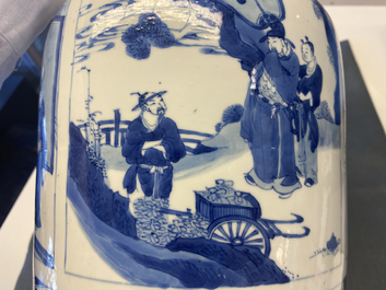 Un vase de forme rouleau en porcelaine de Chine en bleu et blanc, Kangxi