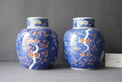 Une paire de pots couverts en porcelaine de Chine polychrome, 19&egrave;me