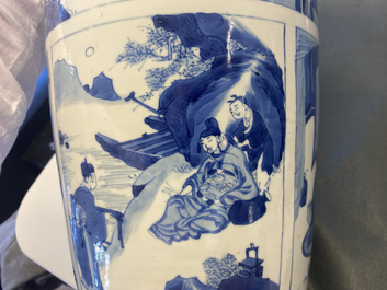 Un vase de forme rouleau en porcelaine de Chine en bleu et blanc, Kangxi